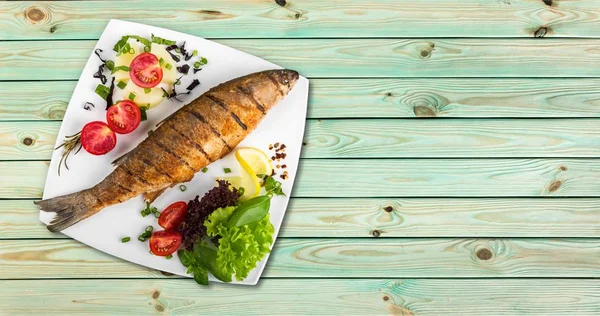Grillowane ryby z warzywami na białym talerzu — Zdjęcie stockowe