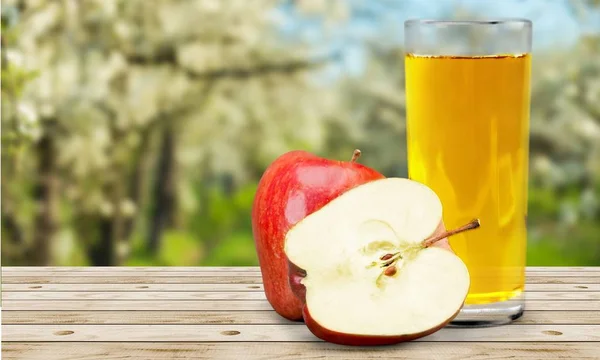 Glass of delicious apple juice — Stock Photo, Image