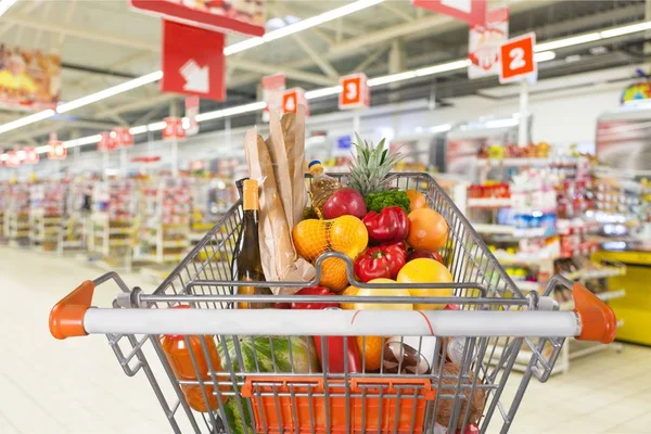 Shopping keranjang penuh bahan makanan — Stok Foto