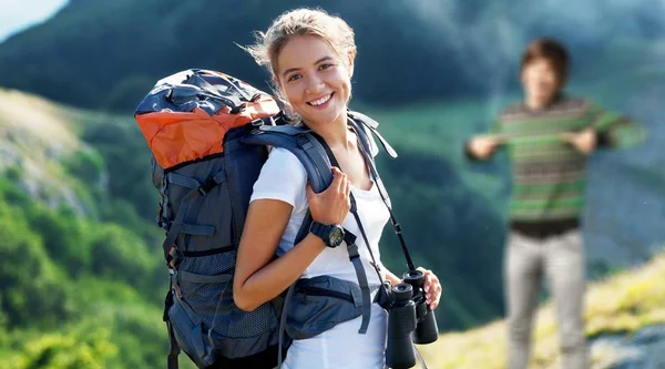 Wanderin mit Rucksack — Stockfoto