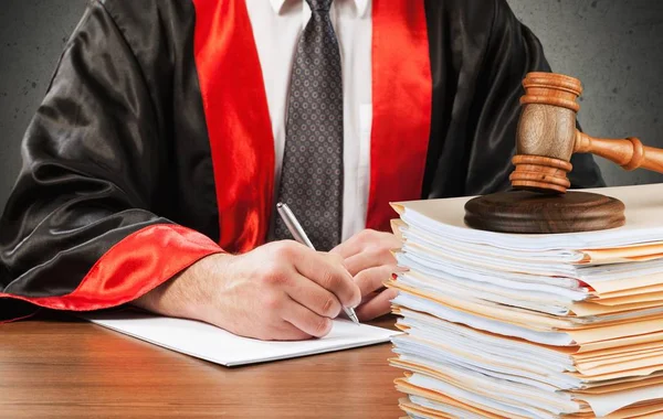 Judge signing document — Stock Photo, Image