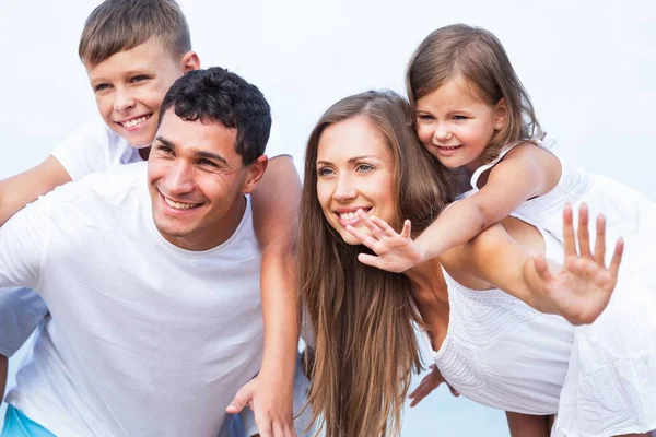 Gelukkige familie op vakantie — Stockfoto