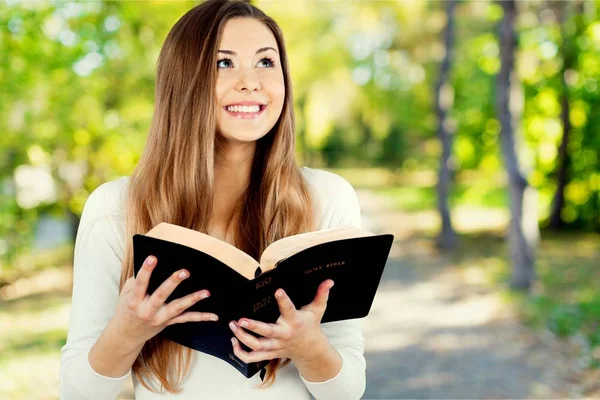 Женщина читала книгу в зеленом лесу — стоковое фото