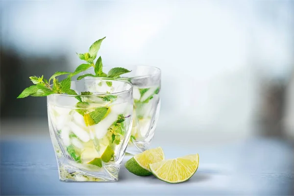 Gläser mit köstlichen Cocktails mit Limette — Stockfoto