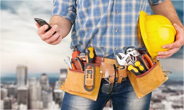 Mannelijke werknemer met gereedschap riem — Stockfoto