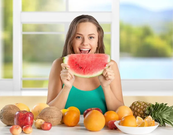 Leuke vrouw eten van watermeloen — Stockfoto