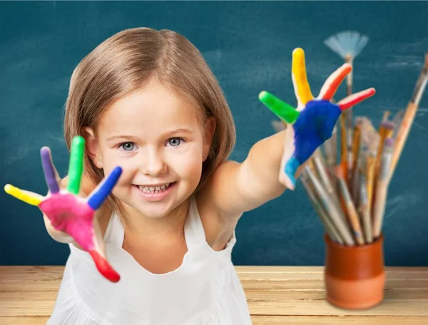 Niña mostrando las manos pintadas —  Fotos de Stock