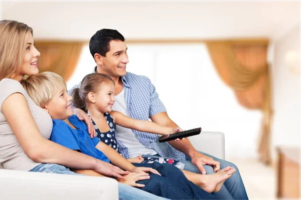 Hermosa familia encantadora viendo la televisión — Foto de Stock