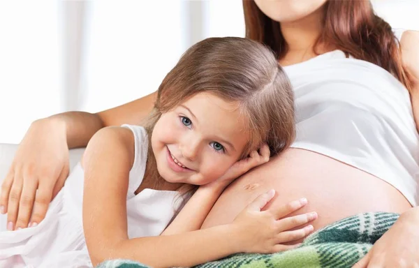 Mooie zwangere vrouw met haar dochter — Stockfoto