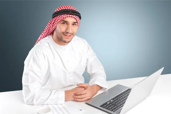 Arab man bekerja dengan laptop — Stok Foto