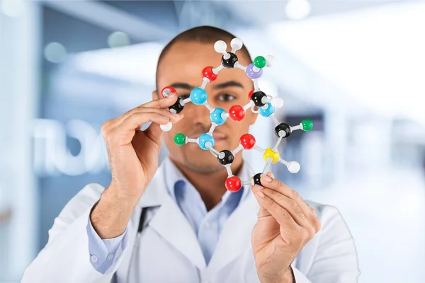 Científico sosteniendo forma de molécula —  Fotos de Stock