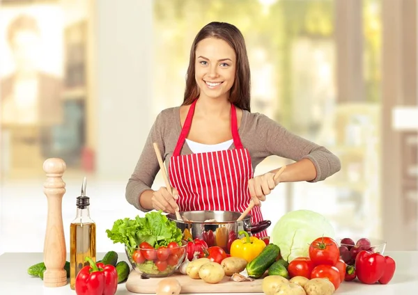 Mujer cocinando en la cocina —  Fotos de Stock