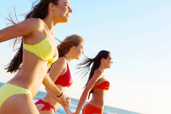 Mädchen rennen am Strand — Stockfoto