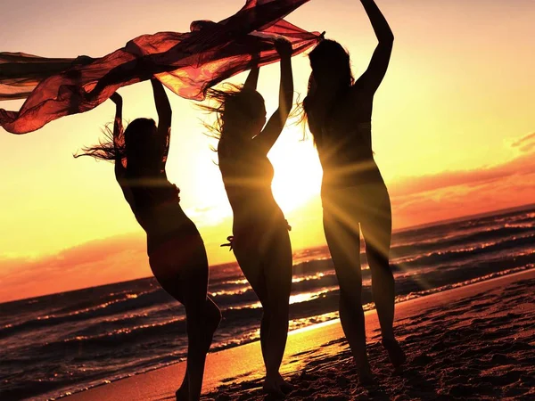 Девушки бегут по пляжу — стоковое фото