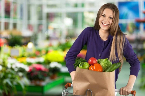 Mujer joven de compras en la tienda de comestibles —  Fotos de Stock