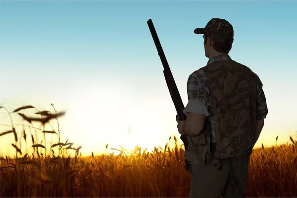 Мужчина-охотник с винтовкой — стоковое фото