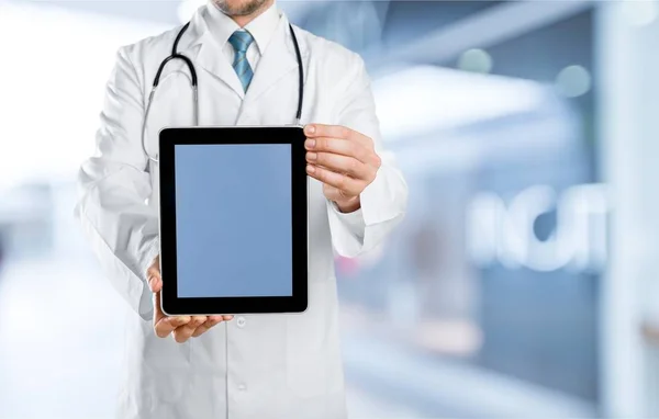 Doktor v nemocnici s tablet pc — Stock fotografie