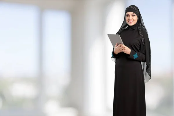 Muda arabian wanita dengan tablet — Stok Foto
