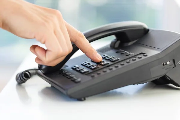 Mão de homem de negócios usando telefone — Fotografia de Stock