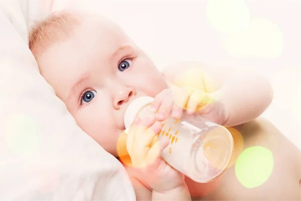 Mignon bébé garçon avec du lait — Photo