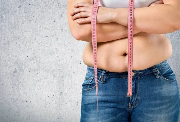 Mujer gorda midiendo su estómago —  Fotos de Stock