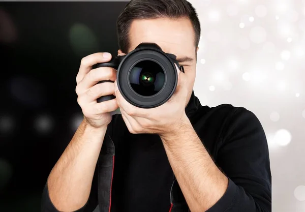 Hombre sosteniendo cámara — Foto de Stock