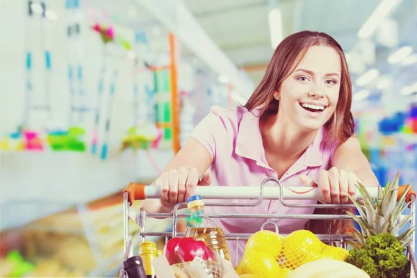 Young woman shopping in grocery store — Stock Photo, Image