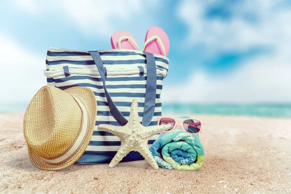 Bolso colorido en la playa de verano — Foto de Stock