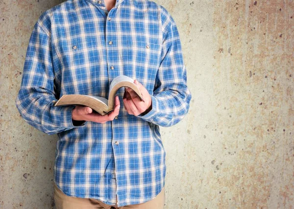 Mano de hombre sosteniendo la Santa Biblia — Foto de Stock