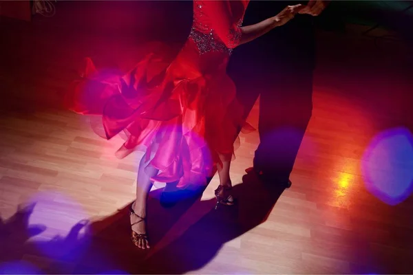 Homem e uma mulher dançando Salsa — Fotografia de Stock