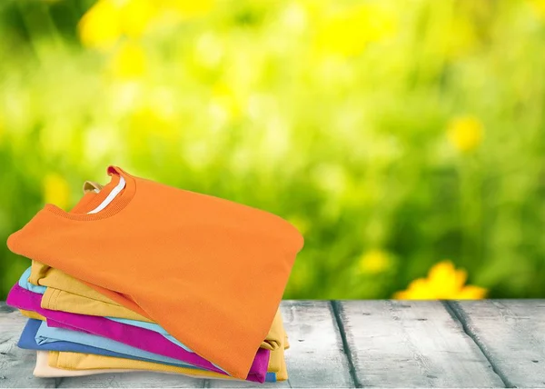 Stapel kleurrijke t-shirts — Stockfoto