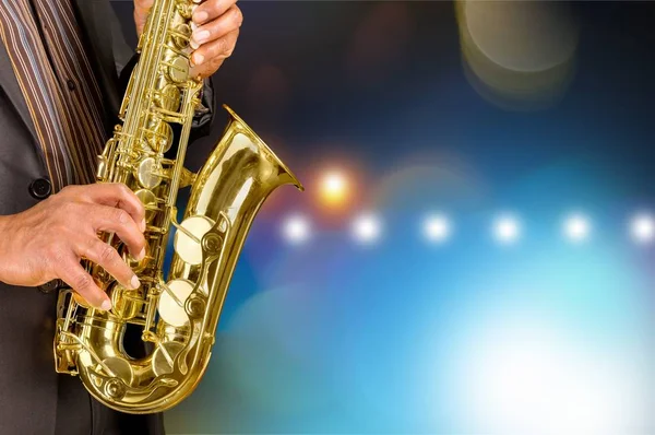 Man spelar på saxofon — Stockfoto