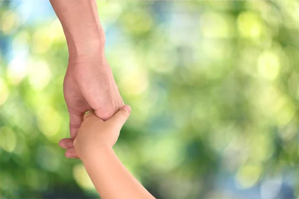 Babička a dítě drží za ruce — Stock fotografie