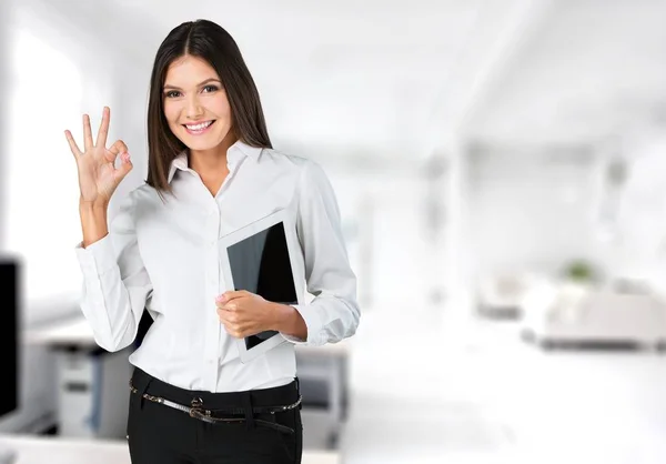 Joven mujer de negocios sonriente — Foto de Stock