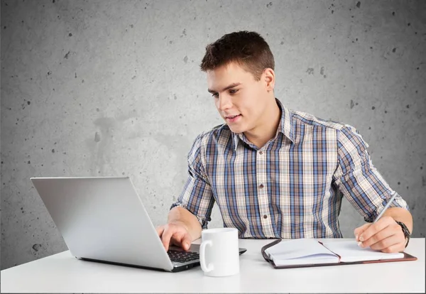 Homem usando laptop prata — Fotografia de Stock