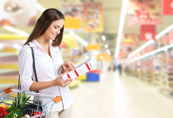 Giovane donna shopping in negozio di alimentari — Foto Stock