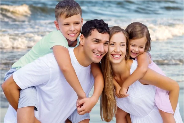 Familia feliz en vacaciones — Foto de Stock