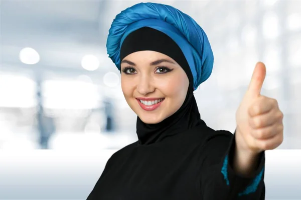 Muslim wanita menunjukkan ibu jari up — Stok Foto