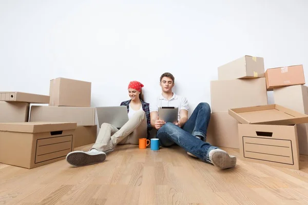 Pareja mudándose a nueva casa — Foto de Stock