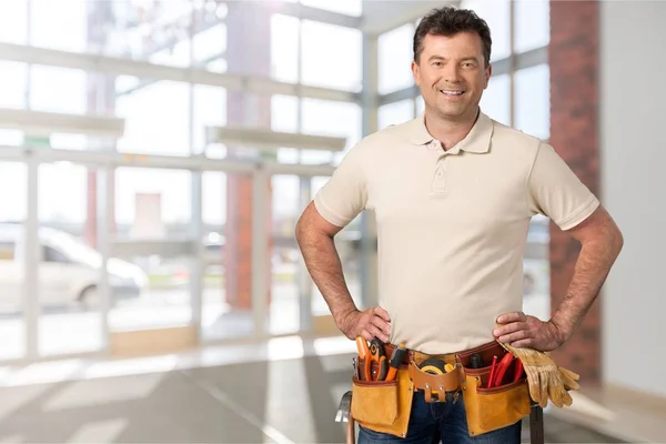 Hombre con cinturón de trabajo amarillo — Foto de Stock