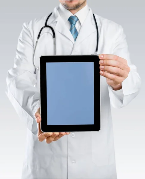 Médico en el hospital con tableta pc — Foto de Stock
