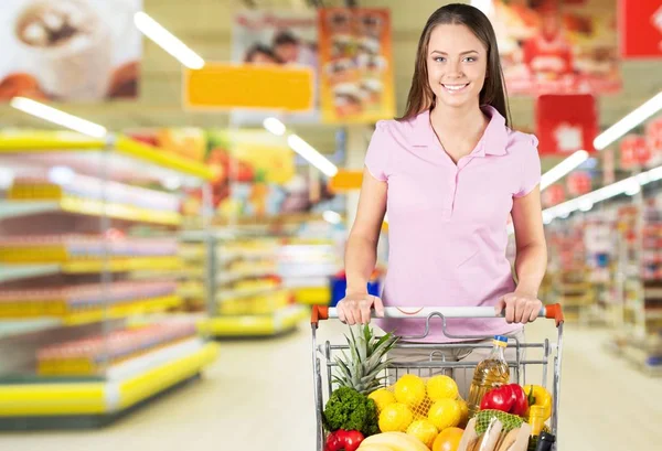 Jonge vrouw winkelen in de supermarkt — Stockfoto