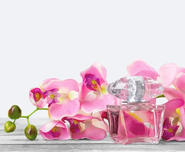 香水瓶和鲜花 — 图库照片
