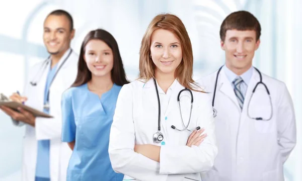 Lékaři s Stetoskopy v nemocnici — Stock fotografie