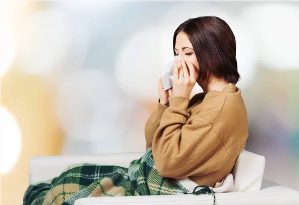 Mujer estornudando en un tejido —  Fotos de Stock
