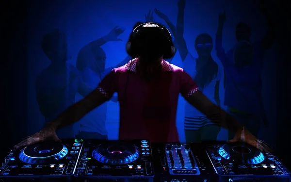 Jovem dj com fones de ouvido — Fotografia de Stock