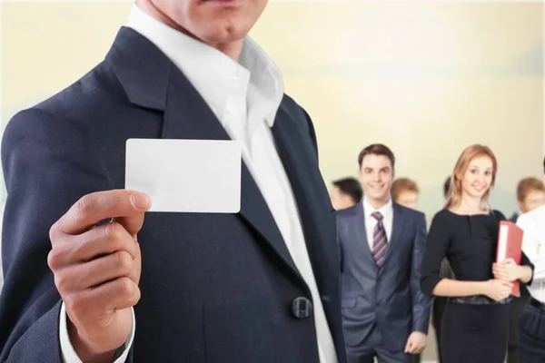 Hombre de negocios en traje con tarjeta — Foto de Stock