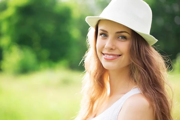 Jovem mulher de chapéu branco — Fotografia de Stock
