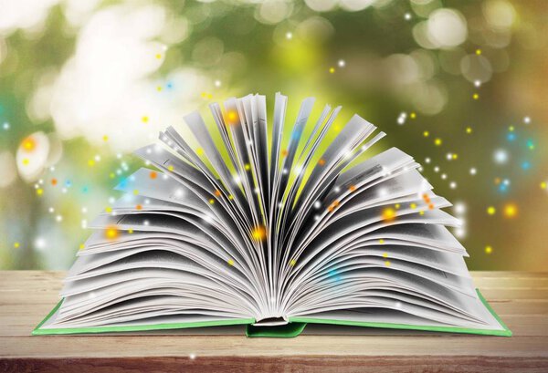 открытая книга на столе