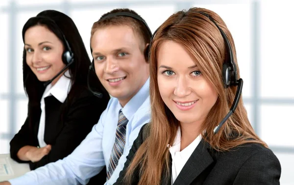 Vrouwelijke call center medewerker — Stockfoto